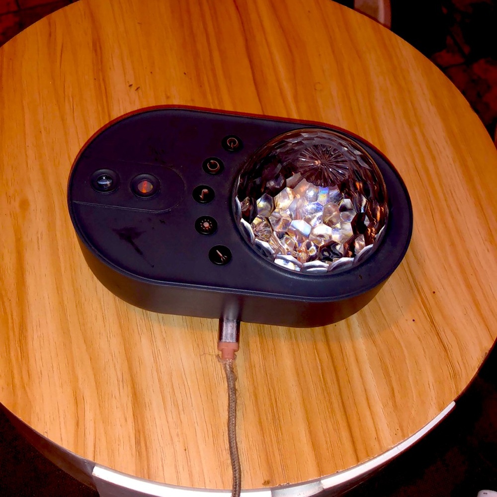 I’m selling this cool like projector u can shine on your roof and walls:)